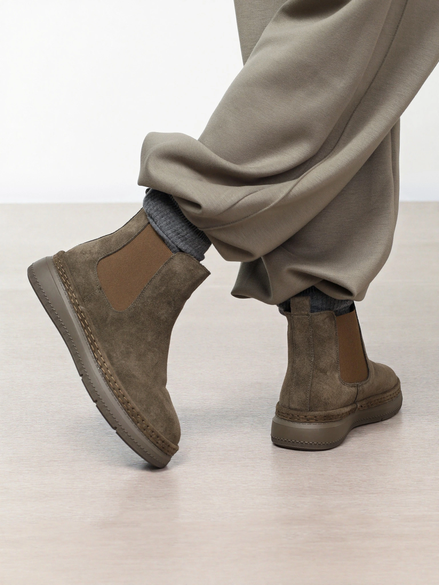 Ботинки-челси цвета хаки из натуральной замши на низкой подошве